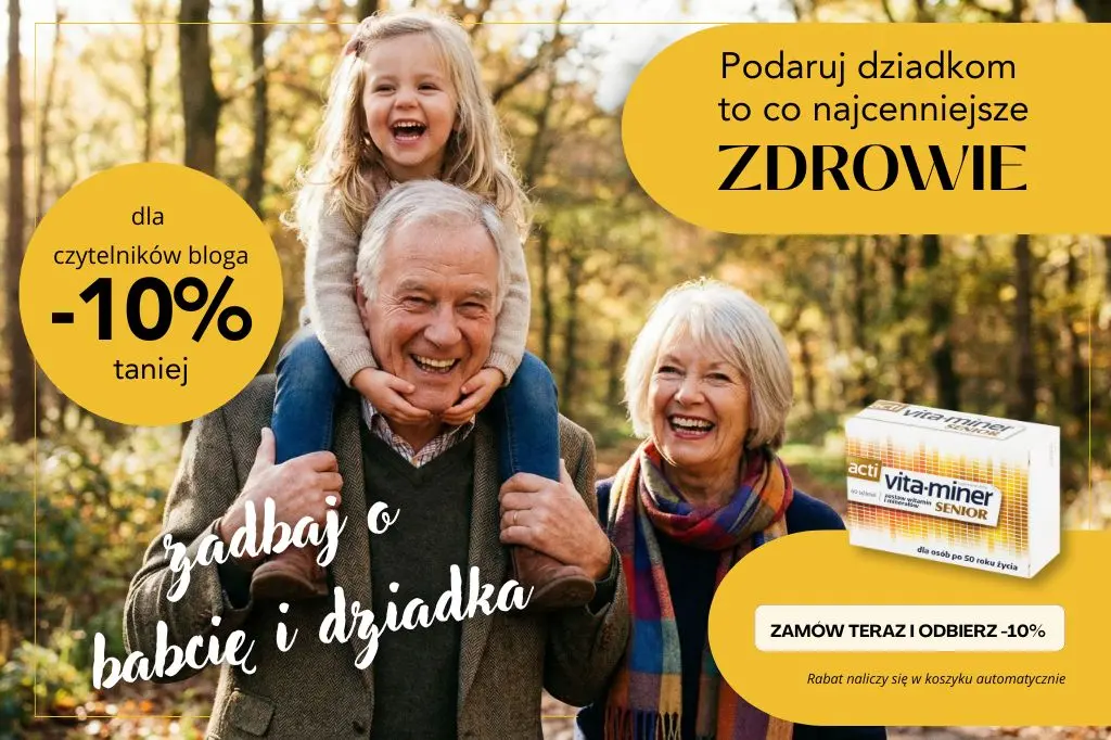Uśmiechnięci dziadkowie bawiący się z wnuczką na spacerze. Baner promocyjny Acti Vita-miner Senior na Dzień Babci i Dziadka z kodem rabatowym -10% dla czytelników bloga.