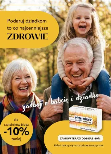Uśmiechnięci dziadkowie bawiący się z wnuczką na spacerze. Baner promocyjny Acti Vita-miner Senior na Dzień Babci i Dziadka z kodem rabatowym -10% dla czytelników bloga.