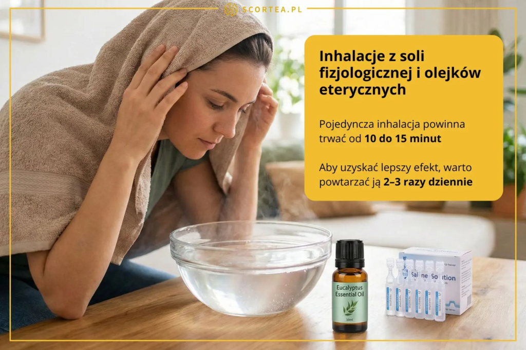 Kobieta wykonuje inhalację parową nad miską z wodą, przykryta ręcznikiem. Obok widać olejek eukaliptusowy i ampułki soli fizjologicznej.