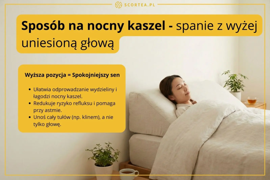 Kobieta śpiąca spokojnie w łóżku z uniesioną głową i klatką piersiową dzięki poduszce klinowej. Minimalistyczna, jasna sypialnia w beżowych tonacjach.
