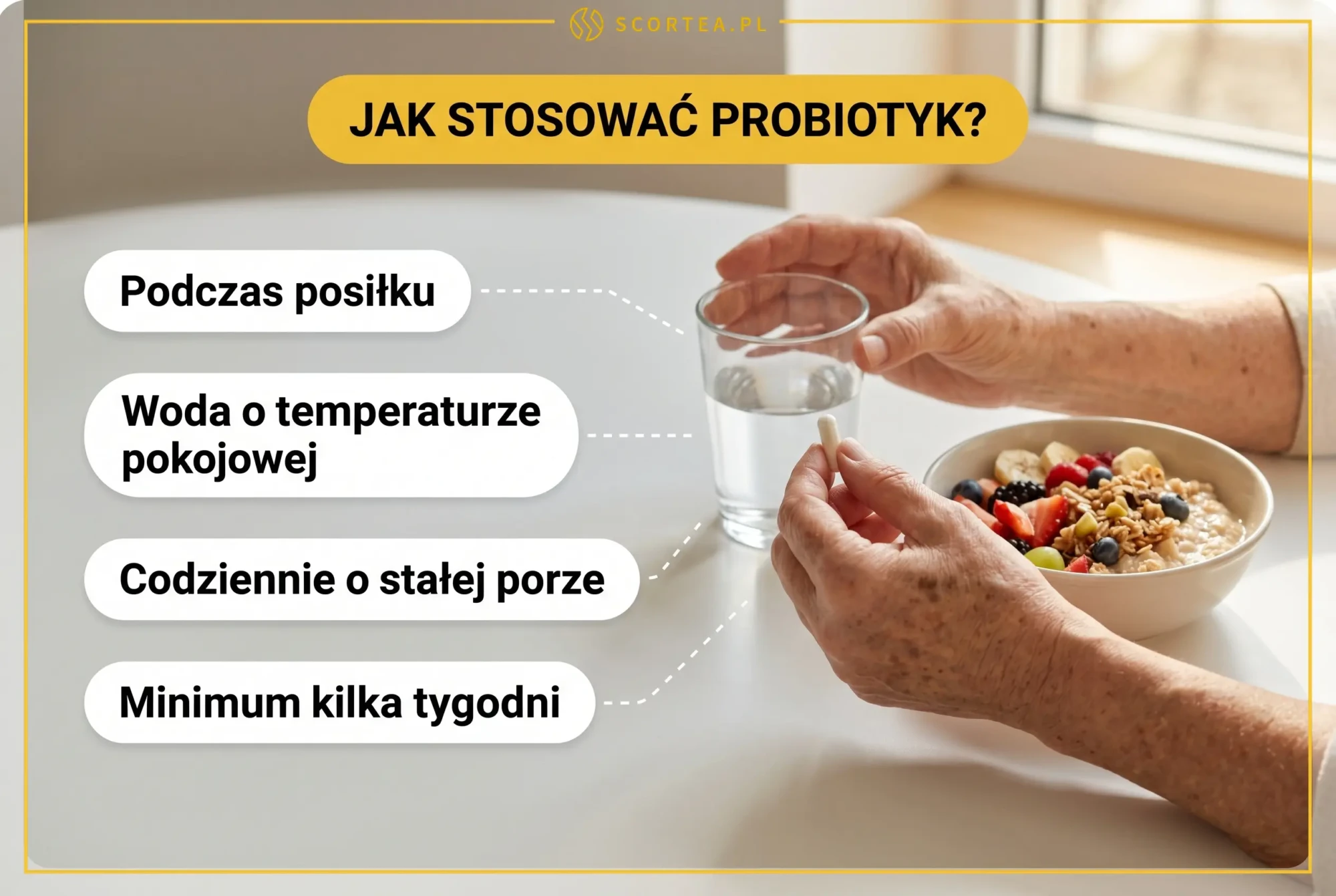 Dłonie seniora trzymające kapsułkę i szklankę wody przy misce owsianki z owocami, ilustracja jak stosować probiotyk senior