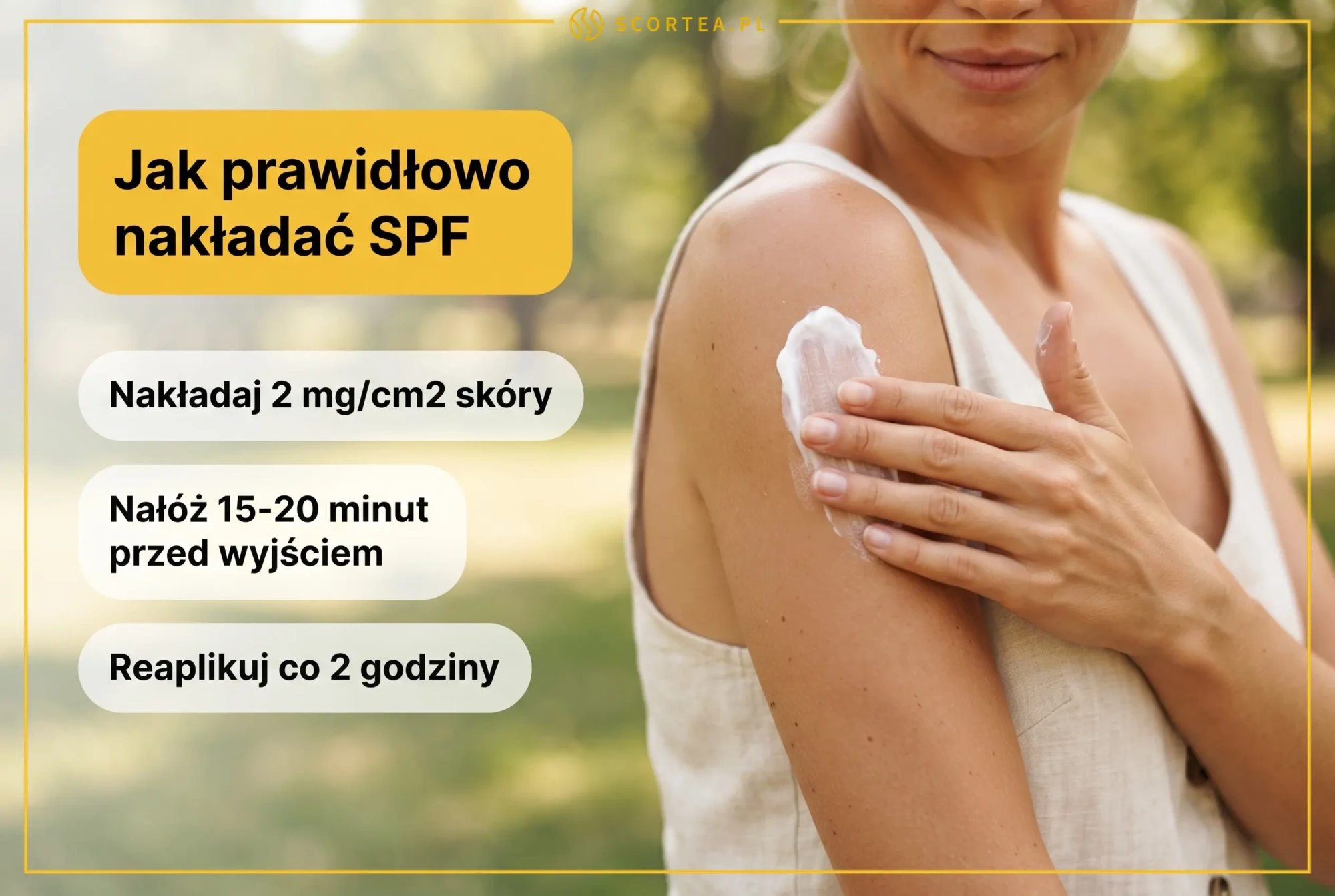 Kobieta nakłada krem z filtrem SPF na ramię, obok zasady: 2 mg na cm2 skóry, nałóż 15-20 minut przed wyjściem, reaplikuj co 2 godziny