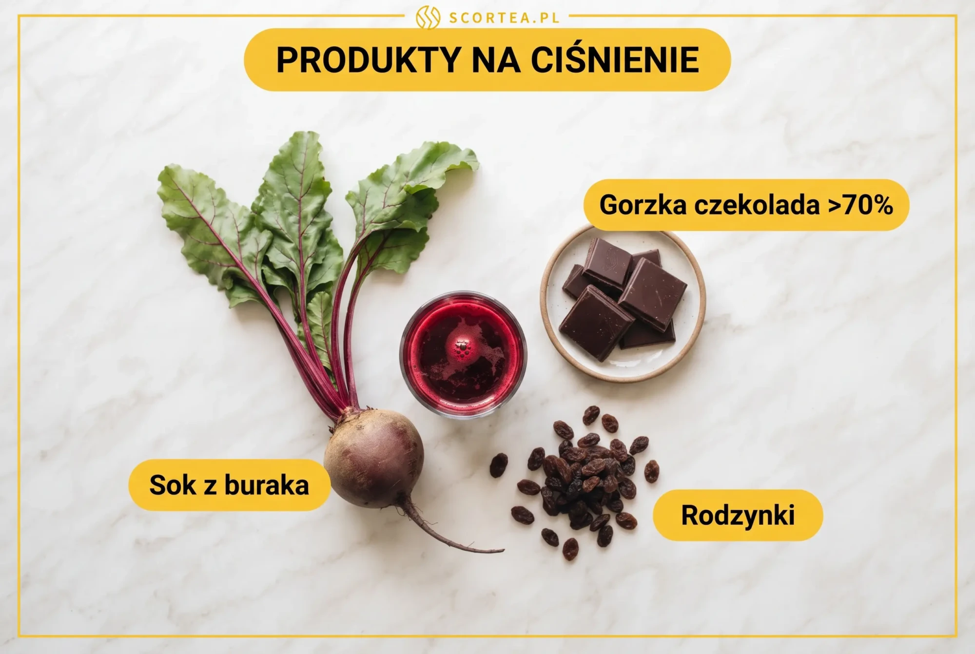 Produkty wspierające prawidłowe ciśnienie: sok z buraka, gorzka czekolada powyżej 70% kakao i rodzynki na jasnym marmurze.