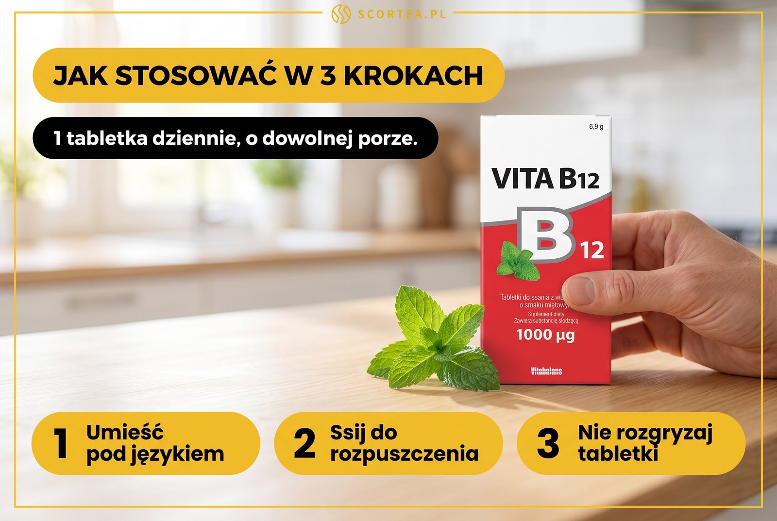 Dłoń trzymająca tabletkę Vita B12 do ssania obok opakowania Vitabalans oraz trzy kroki stosowania: umieść pod językiem, ssij do rozpuszczenia, nie rozgryzaj