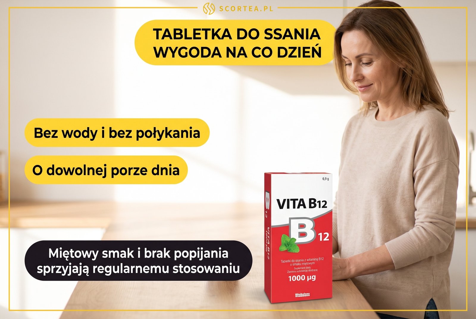Kobieta bierze tabletkę Vita B12 do ssania w kuchni, obok stoi opakowanie Vitabalans; forma do ssania nie wchłania się lepiej niż zwykła tabletka