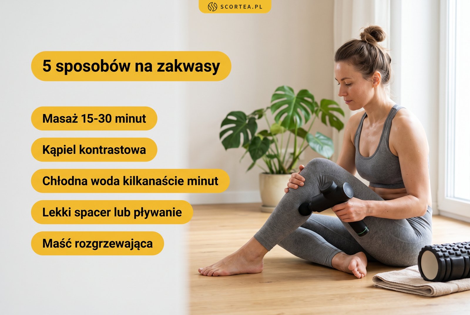 Kobieta masuje obolałą łydkę pistoletem do masażu, obok lista pięciu sposobów na zakwasy